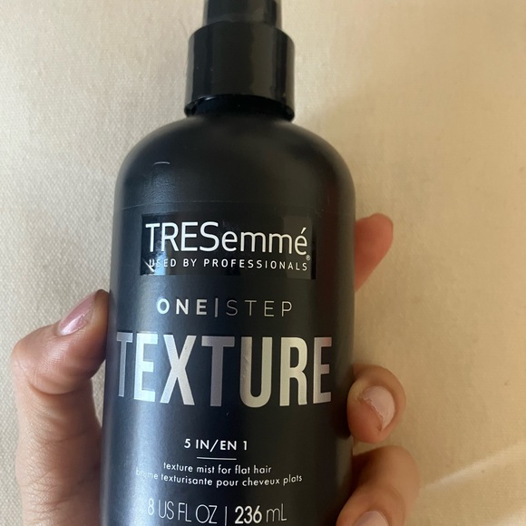 TRESemmé
USED BY PROFESSIONALS
ONEISTEP
TEXTURE - Picture 4 of 5